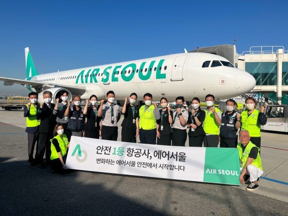 에어서울 조진만 대표(가운데)가 지난 8일 김포국제공항 현장 점검 후 임직원들과 안전 운항 결의를 다지며 기념촬영을 하고 있다. 에어서울 제공