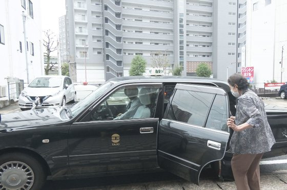 태풍 힌남노를 피해 홀로 사는 다나카 할머니가 하룻밤을 호텔에서 피난 숙박하고 집으로 돌아가고 있다. 김현예 특파원