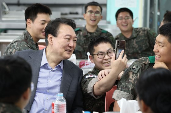 윤석열 대통령이 지난 10일 추석을 맞아 수도방위사령부 예하 방공중대를 방문해 장병들과 오찬을 함께하며 격려하고 있다. 사진 대통령실