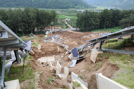 지난 2018년 8월 경북 청도군 산비탈에 설치됐던 태양광 발전시설이 폭우와 산사태에 무너진 모습. 위 사진은 이번 조사결과와 상관 없음. 뉴스1