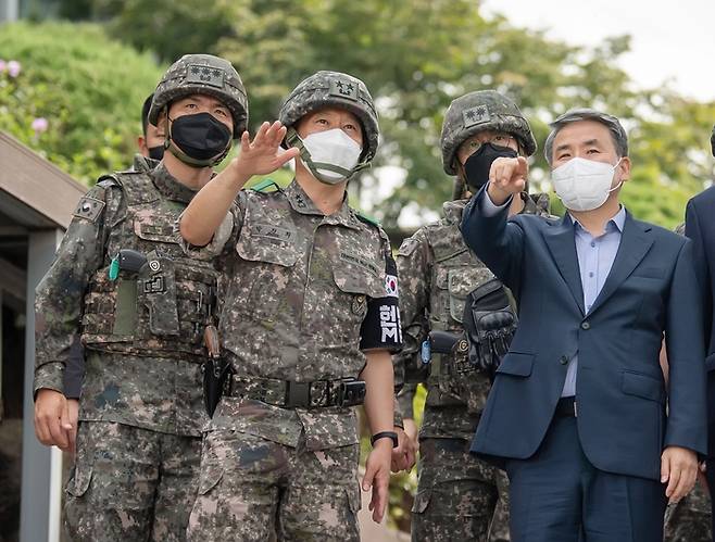 이종섭 국방부장관은 12일  육군 3사단 GOP 경계부대를 방문하여 경계작전태세를 점검하고, 장병들을 격려하고 있다. 국방부