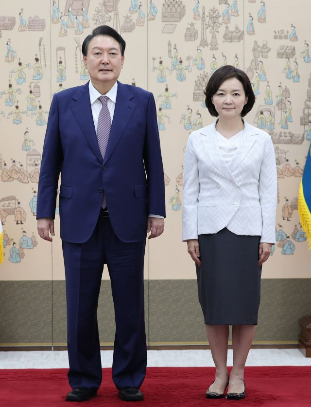 윤석열 대통령이 13일 오후 서울 용산 대통령실 청사에서 박상미 주유네스코 대사에게 임명장을 수여한 뒤 기념촬영을 하고 있다. 연합뉴스