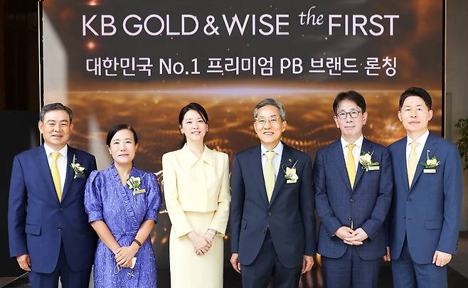 지난 6일 열린 ‘KB GOLD&WISE the FIRST’ 오픈 기념식에 참석한 KB금융그룹 윤종규 회장과 광고모델 이영애 및 관계자가 기념촬영을 하고 있다.