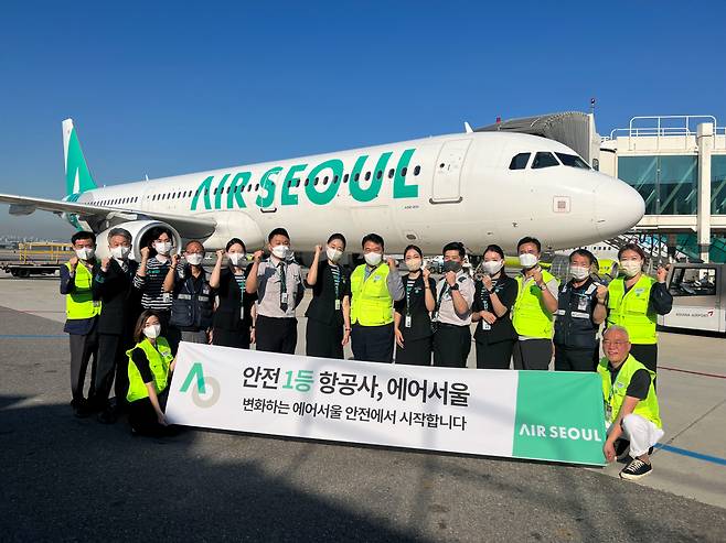 조진만 에어서울 대표(가운데)가 김포국제공항 현장 점검 후 임직원들과 안전 운항 결의를 다지며 기념 촬영을 하고 있다. [에어서울 제공]