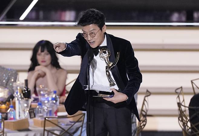 '오징어 게임'의 황동혁 감독이 12일(현지사간) 에미상 감독상을 수상하고 수상소감을 밝히고 있다. [AFP]