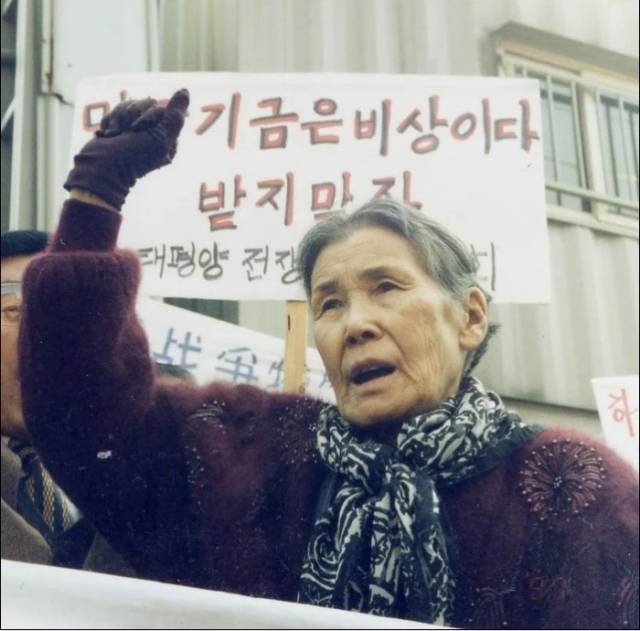 ▲1991년 8월 14일 한국의 김학순 할머니가 최초로 자신이 위안부였음을 공개 증언했다. 그리고 그 후 많은 할머니들이 평생 감추고 살아 왔던 아픈 과거를 폭로하면서 비로소 우리는 이 가공할 만한 전쟁범죄 진실의 파편을 볼 수 있었다. ⓒWomen and War