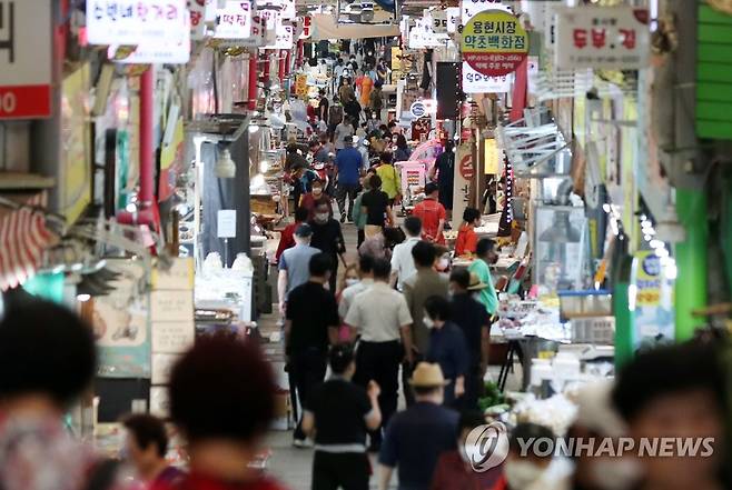 추석 앞두고 북적이는 인천 전통시장 [연합뉴스 자료사진]