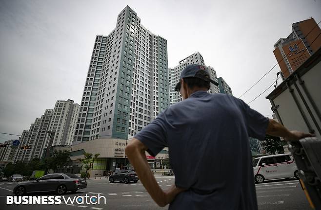 13일 부동산 가격하락세와 거래절벽 현상이 지속되고 있는 가운데 한 시민이 서울 왕십리 뉴타운에 위치한 아파트 단지를 바라보고 있다./사진=이명근 기자 qwe123@