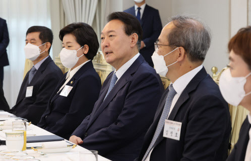 윤석열 대통령이 14일 서울 용산 대통령실에서 열린 국민의힘 반도체산업경쟁력강화특위 오찬에서 발언을 하고 있다. (사진=연합뉴스)