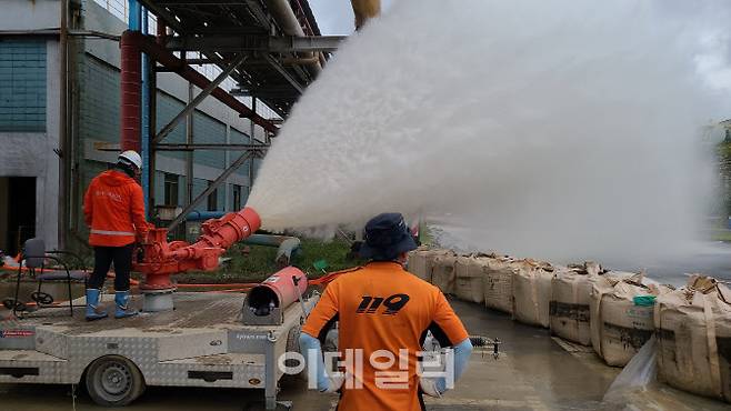 포항제철소 피해 복구작업을 지원 나온 소방공무원들이 대용량포 방사시스템을 활용하여 공장 내부의 물을 빼내고 있다.(사진=포스코)