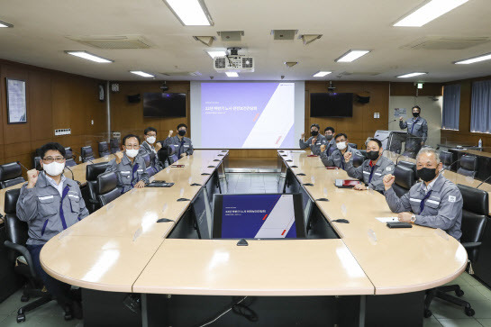 동국제강 관계자들이 14일 동국제강 인천공장에서 제1회 ‘노사 안전보건 간담회’를 개최한 뒤 함께 구호를 외치고 있다. (사진=동국제강)