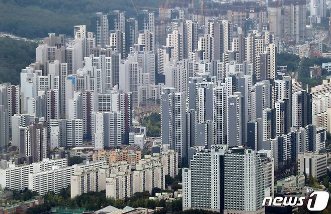 사진은 서울 송파구 롯데월드타워 서울스카이에서 바라본 서울 강남구의 아파트 단지. 2022.9.13/뉴스1 ⓒ News1 구윤성 기자