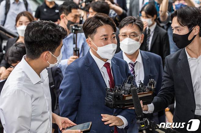 이준석 국민의힘 전 대표가 14일 당 비상대책위원회 효력을 정지해달라며 낸 가처분 신청 사건의 심문에 참석하기 위해 서울 양천구 서울남부지방법원에 도착, 민사51부 법정으로 이동하면서 취재진의 질문을 받고 있다. 2022.9.14/뉴스1 ⓒ News1 국회사진취재단