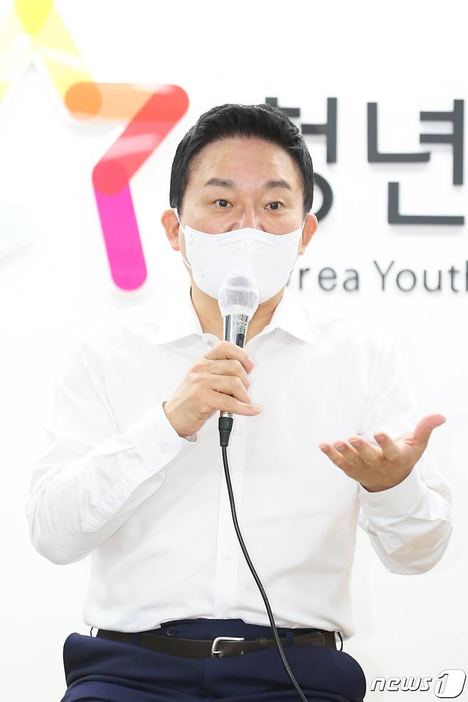 원희룡 국토교통부 장관이 18일 오전 서울 종로구 청년재단 사무실에서 예비창업가, 디지털트윈 새싹기업 대표 등과 커피를 마시며 간담회를 하고 있다. (국토교통부 제공) 2022.8.18/뉴스1