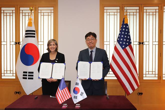 원도연 외교부 개발협력국장(오른쪽)과 미셸 수밀라스 미국 국제개발처(USAID) 정책기획학습국장. (외교부 제공)