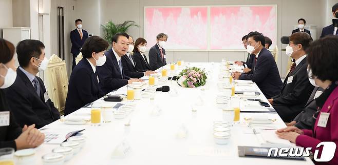 윤석열 대통령이 14일 용산 대통령실 청사에서 열린 국민의힘 반도체산업경쟁력강화특위 오찬 간담회에서 인사말을 하고 있다. (대통령실 제공) 2022.9.14/뉴스1 ⓒ News1 오대일 기자