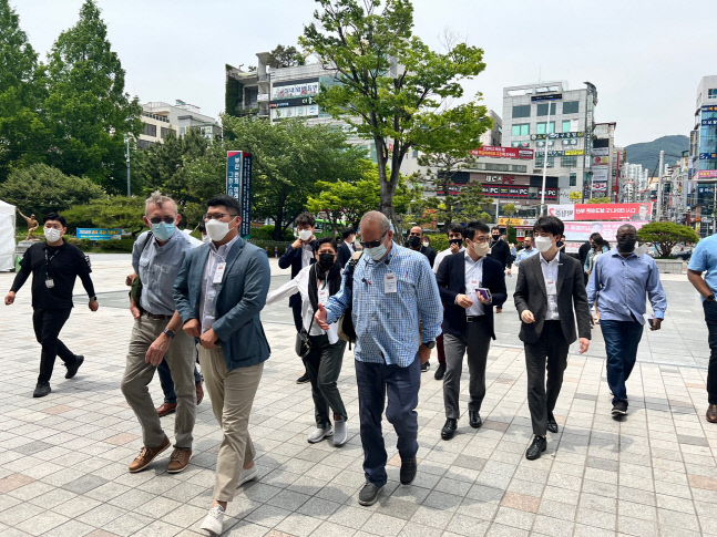 MLB 사무국 직원들이 월드투어 코리아시리즈 개최에 적합한지 실사하기 위해 부산 사직구장을 방문하고 있다. 사진제공 | 제이원컴퍼니