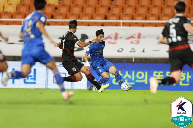 수원 삼성 오현규를 막고 있는 포항 하창래. 사진제공=한국프로축구연맹