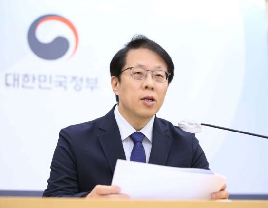 조성주 인사혁신처 차장이 14일 정부세종청사에서 '부처 인사 자율성 제고 종합계획'에 관한 브리핑을 하고 있다.