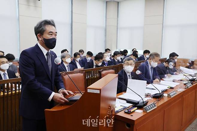 윤희근 경찰청장이 14일 오후 서울 여의도 국회 행정안전위원회 전체회의에 출석해 제안설명을 하고 있다. (공동취재사진) ⓒ데일리안 박항구 기자