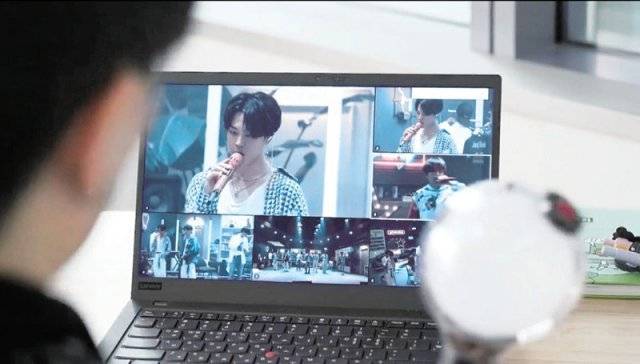 2020년 하이브의 팬덤 플랫폼 ‘위버스’를 통해 중개된 방탄소년단의 온라인 콘서트 ‘방방콘 더 라이브’. 팬들이 6가지 다양한 
각도로 공연을 관람하면서 아티스트와 무대를 자세히 볼 수 있게 한 ‘멀티뷰’ 기능이 도입됐다. 위버스컴퍼니 제공