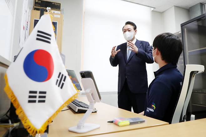 윤석열 대통령이 9일 인천시 부평구 글로벌숙련기술진흥원 내 국제기능올림픽 모바일 앱개발ㆍIT네트워크시스템 국가대표 훈련장을 방문하고 있다. 연합뉴스