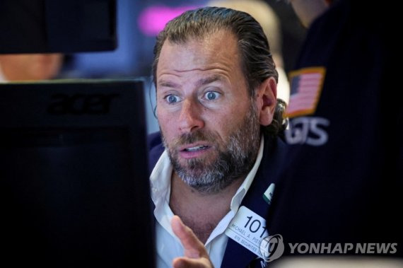 Traders work on the floor of the New York Stock Exchange (NYSE) in New York City, U.S., September 9, 2022. REUTERS/Brendan McDermid