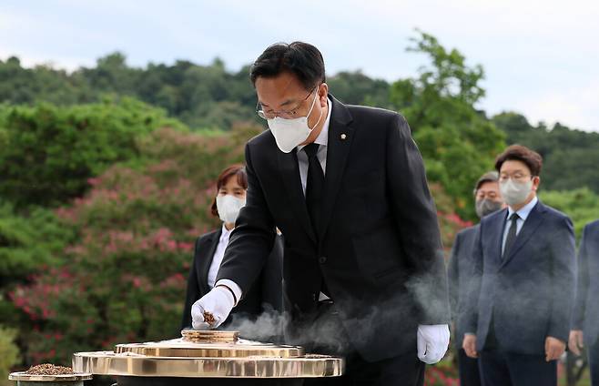 정진석 국민의힘 비상대책위원장이 14일 서울 동작구 국립서울현충원을 찾아 참배하고 있다. 공동취재사진