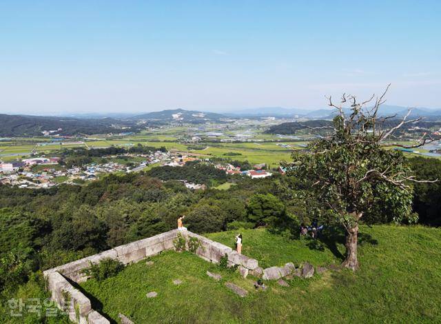 안성 죽주산성은 중부고속도로 일죽IC에서 불과 5분 거리에 있지만 별로 알려지지 않았다. 평온하게 들판을 내려다보며 가볍게 데이트나 소풍을 즐길 수 있는 곳이다.