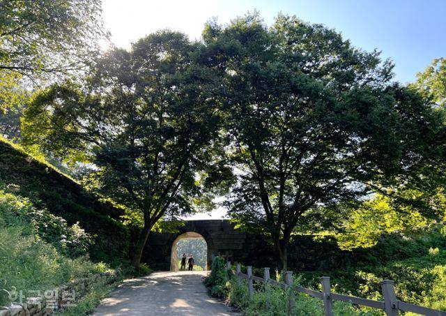 주차장에서 조금만 걸으면 죽주산성 동문터에 닿는다.