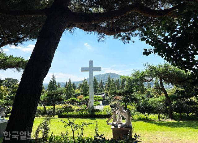 죽산성지는 묘역과 주변이 공원처럼 정갈하게 꾸며져 있다.