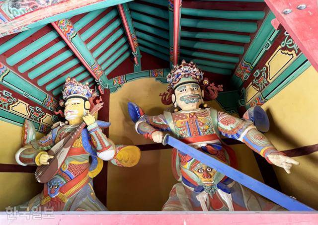 진흙으로 빚어 문화재로 지정된 칠장사 사천왕상