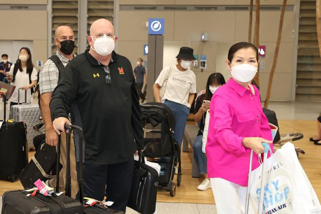 한국계와 결혼해 '한국 사위'로 불리는 래리 호건 미국 메릴랜드 주지사(왼쪽)가 13일 오후 인천국제공항 제2터미널을 통해 입국하고 있다. 오른쪽은 아내인 유미 호건 여사. 연합뉴스