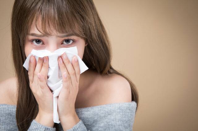 코를 세게 풀어서 고막에 강한 압력을 가하면 고막천공이 생길 수 있다./사진=클립아트코리아