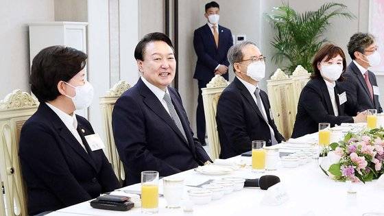 윤석열 대통령이 14일 용산 대통령실 청사에서 열린 반도체산업 경쟁력 강화 특위 초청 오찬 간담회에서 모두발언을 하고 있다. 대통령실 사진기자단