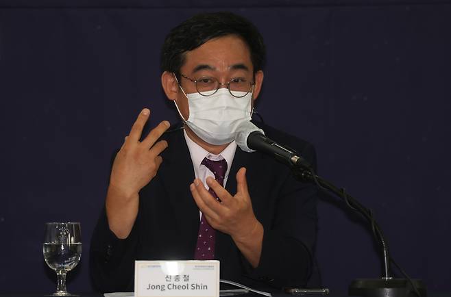 KOMACON president Shin Jong-cheol speaks at a press conference held at Korea Press Center in Jongno-gu, central Seoul, Wednesday. (Yonhap)