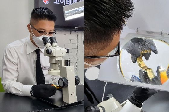 Park Won-beom, a luxury good appraiser at Koibito, examines a bracelet through a magnifying glass. [YOO JI-YOEN]