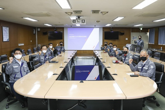 14일 동국제강 인천공장에서 노사 안전보건간담회가 진행되는 모습/사진=동국제강