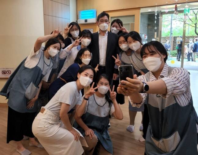이재용 삼성전자 부회장이 지난달 24일 방문한 삼성엔지니어링 본사에서 임직원들과 기념사진을 촬영하고 있다./사진=독자제공