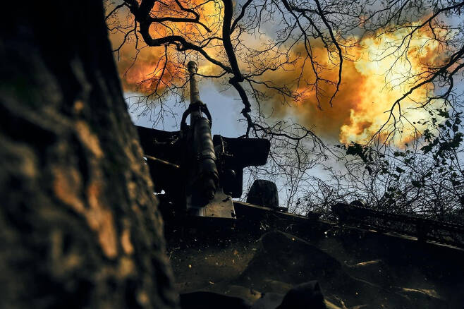 우크라이나 국방부가 14일 우크라이나군이 포를 쏘고 있는 모습이 담긴 사진을 공개했다. /AFPBBNews=뉴스1