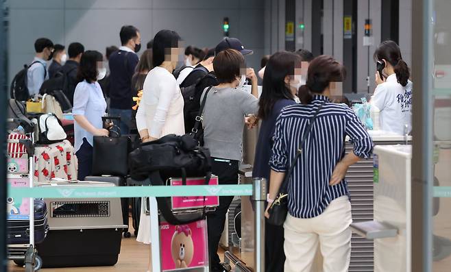 입국 전 코로나19 검사 의무가 폐지되면서 해외여행 예약이 증가하고 있는 14일 인천국제공항 2터미널 출국장에서 여행객들이 탑승 수속을 위해 기다리고 있다. 연합뉴스