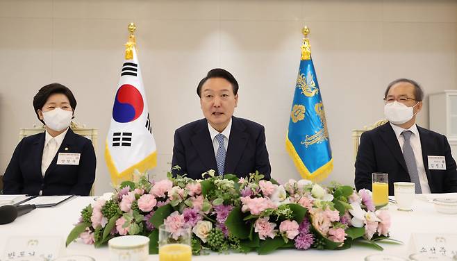 윤석열 대통령이 14일 서울 용산 대통령실에서 열린 국민의힘 반도체산업경쟁력강화특위 오찬에서 발언을 하고 있다. [연합]