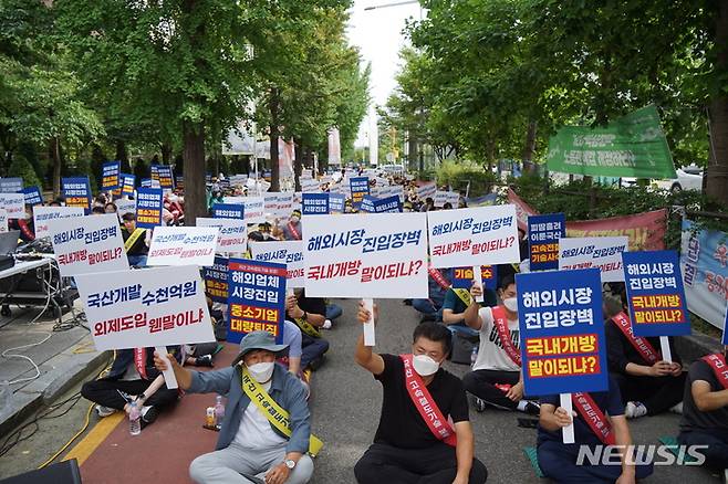 [서울=뉴시스]철도차량 부품산업 보호 비상대책위원회는 14일 서울 여의도 국회 앞에서 '국내 철도차량 부품산업 보호를 위한 궐기대회'를 열고 해외 기업의 시장 진입에 반대하는 시위를 펼쳤다.(사진=철도차량 부품산업 보호 비상대책위원회 제공) 2022.9.14 photo@newsis.com