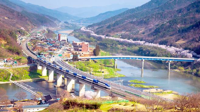 [곡성=뉴시스] 전남 곡성군 섬진강 기차마을 통과하는 열차. (사진=곡성군청 제공). photo@newsis.com *재판매 및 DB 금지