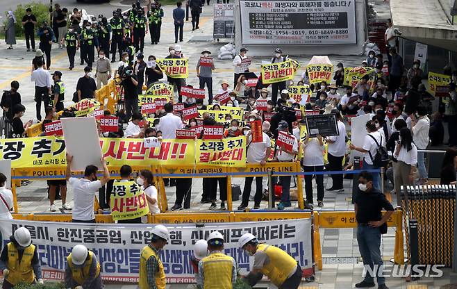 [서울=뉴시스] 추상철 기자 = 서울시의회 임시회 개회식이 열린 14일 오후 서울 종로구 서울시의회 앞에서 마포 소각장 신설 백지화 투쟁 본부가 소각장 추가 설치 반대를 촉구하는 집회를 하고 있다. 2022.09.14. scchoo@newsis.com