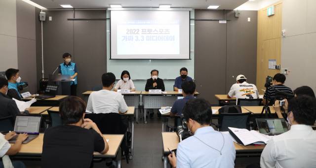 ▲정윤수 성공회대 교수(가운데)가 14일 오전 서울 용산역 ITX4 회의실에서 열린 '2022 프로스포츠 가짜 3.3 미디어데이' 권리찾기 유니온 기자회견에서 인사말을 하고 있다. ⓒ연합뉴스