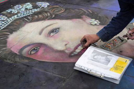 분필로 그리는 그림으로 유명한 줄리안 비버라는 영국 화가가 이날 런던 국립박물관 근처 보도 바닥에 여왕을 기리는 초상화를 그리는 모습. 런던=로이터연합뉴스