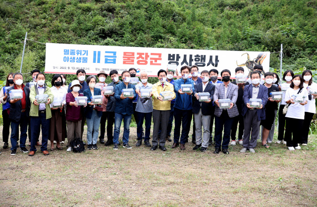 지난 13일 충남 아산시 반딧불이 서식지에서 열린 삼성디스플레이의 물장군 방사 행사에서 참가자들이 기념촬영을 하고 있다. 사진제공=삼성디스플레이