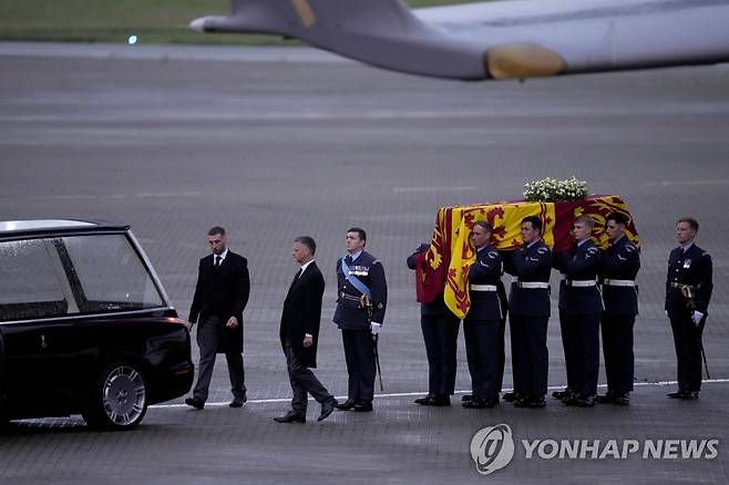 런던 노솔트 군공항 도착한 여왕의 관 [AP 연합뉴스 자료사진 재판매 및 DB 금지]