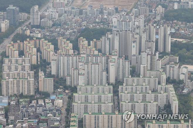 서울 송파구 롯데월드타워 전망대 서울스카이에서 바라본 서울 시내 아파트 단지 모습. [연합뉴스 자료사진]